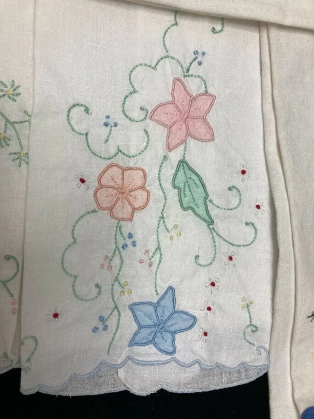 VINTAGE EMBROIDERED AND APPLIQUED NAPKINS - ASSORTED LOT OF 5